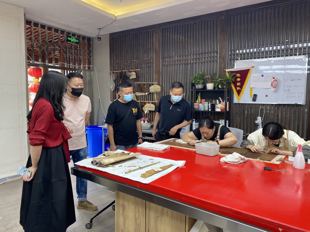 德阳市博物馆对馆藏书画保护修复项目进行进度查验(图1)
