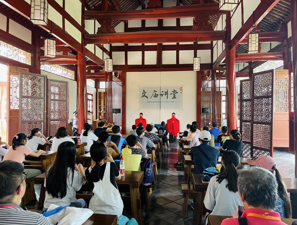 台湾学生走进德阳文庙 开展“着华彩汉服 重温千年记忆”研学旅行活动(图2)