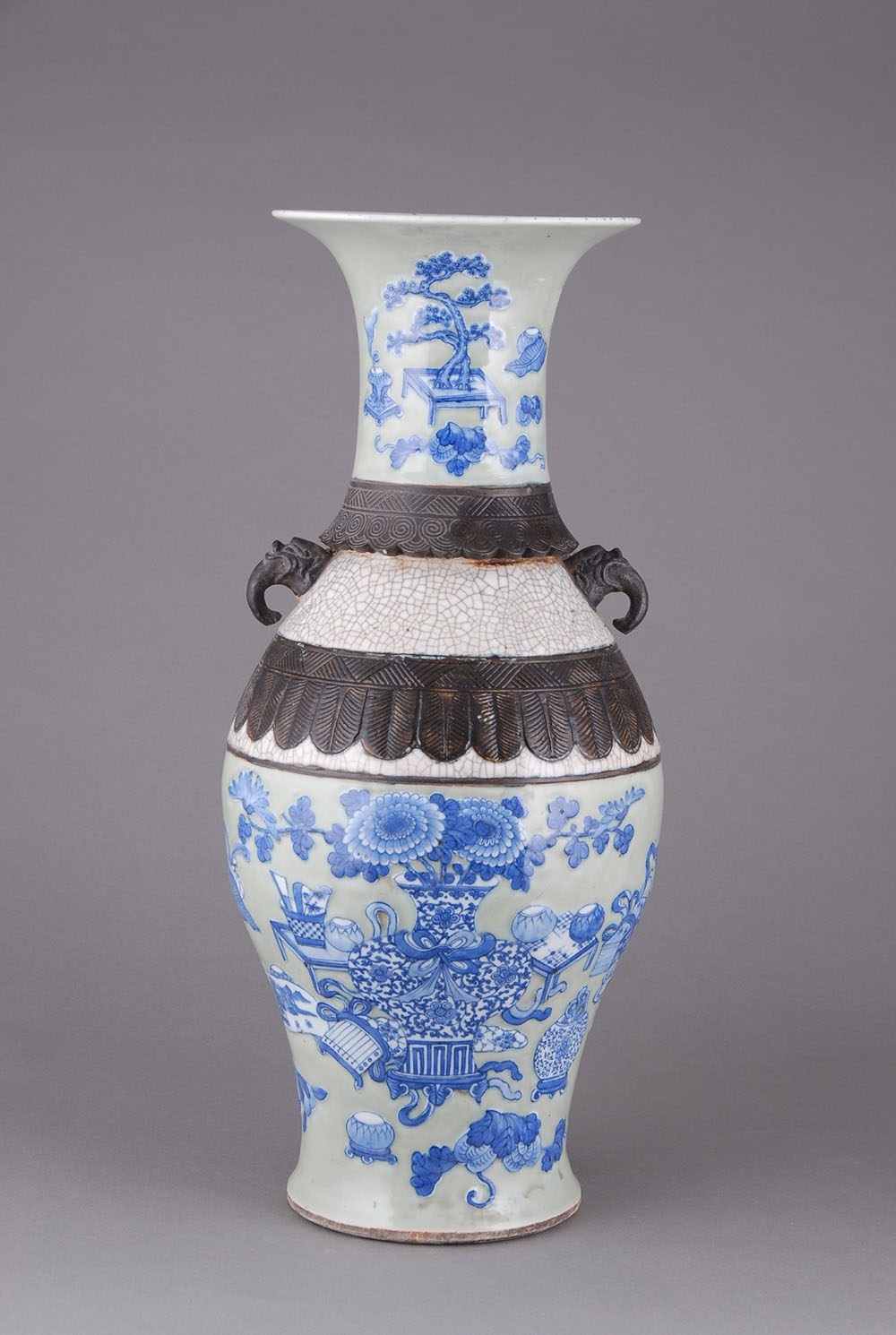 清青花绘菊花虎首双耳瓷瓶