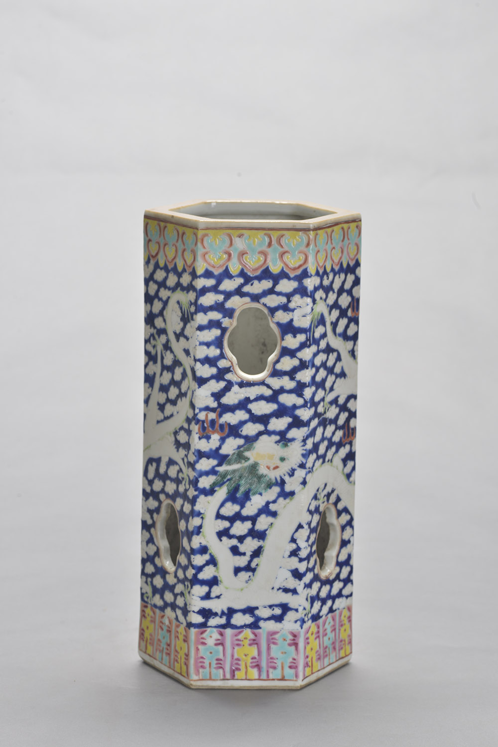 清“大清同治年制”款六方形开窗人物瓷帽筒