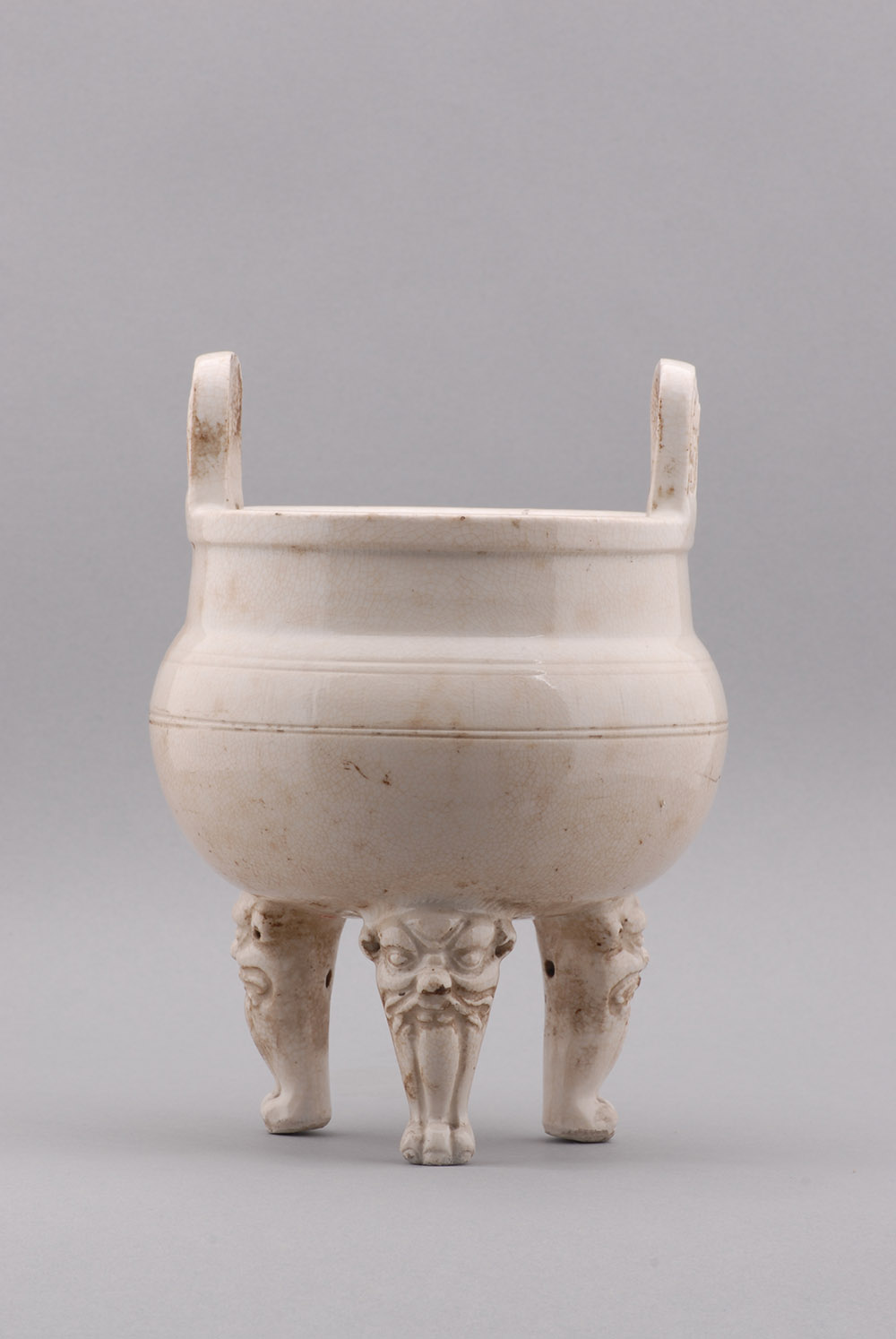 清白釉冰瓷三足炉