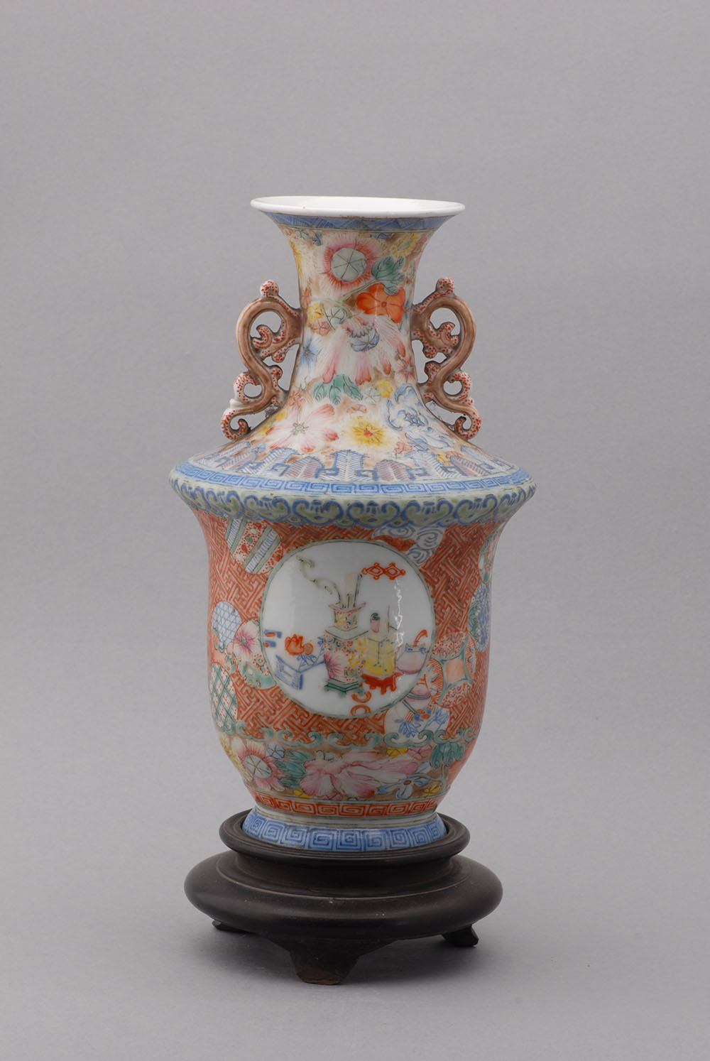 清乾隆夔龙耳粉彩瓷瓶