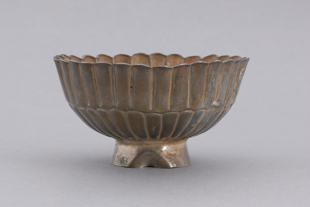 宋菊花形银碗