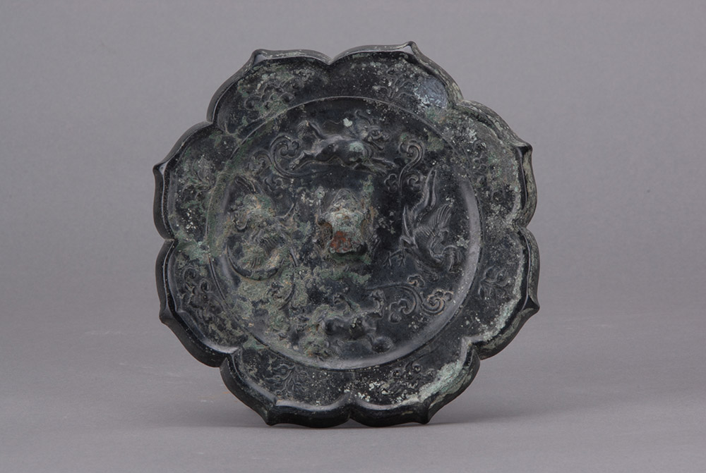 唐双兽双鸾绕花枝菱花形铜镜