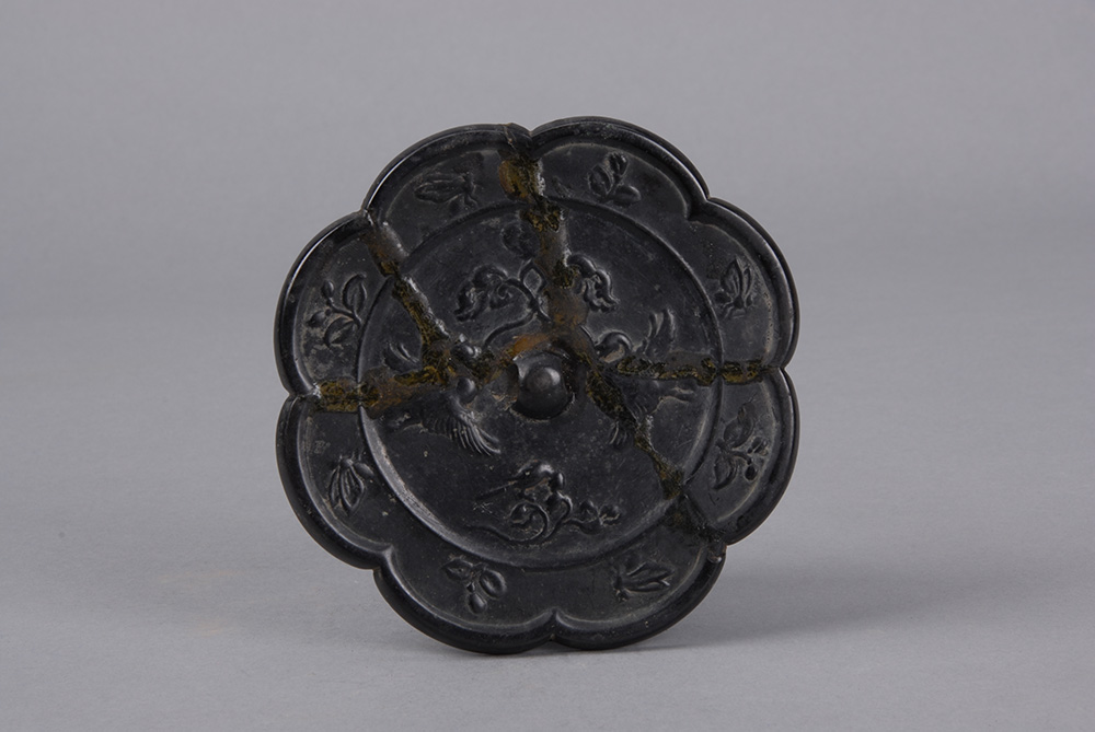 唐双鸾衔花花鸟纹葵花形铜镜