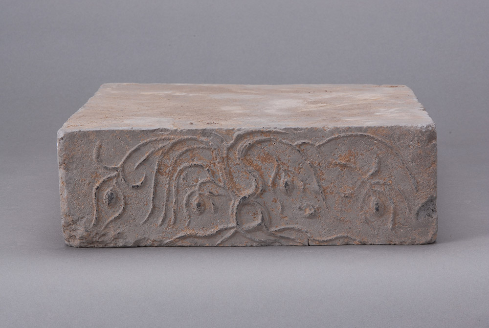 汉人形花草纹楔形砖