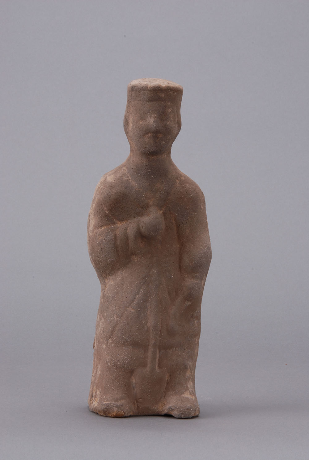 东汉灰陶执耜俑