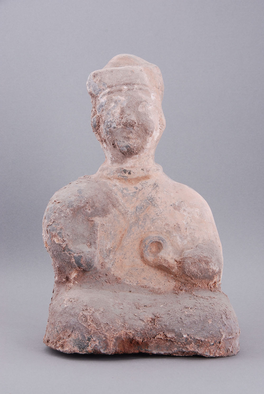 东汉灰陶持剑俑