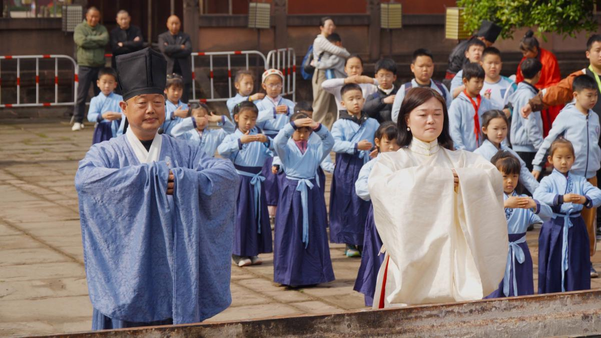 文庙不打烊,潮玩在德阳——“春假、清明”系列传统文化活动圆满落幕(图2) 文庙不打烊,潮玩在德阳——“春假、清明”系列传统文化活动圆满落幕(图2)